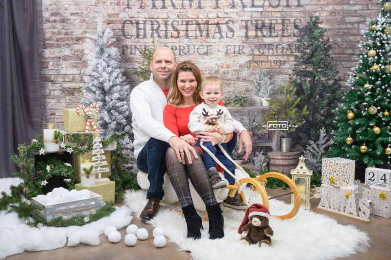 Familie in weihnachtlich dekoriertem Fotostudio in Linz