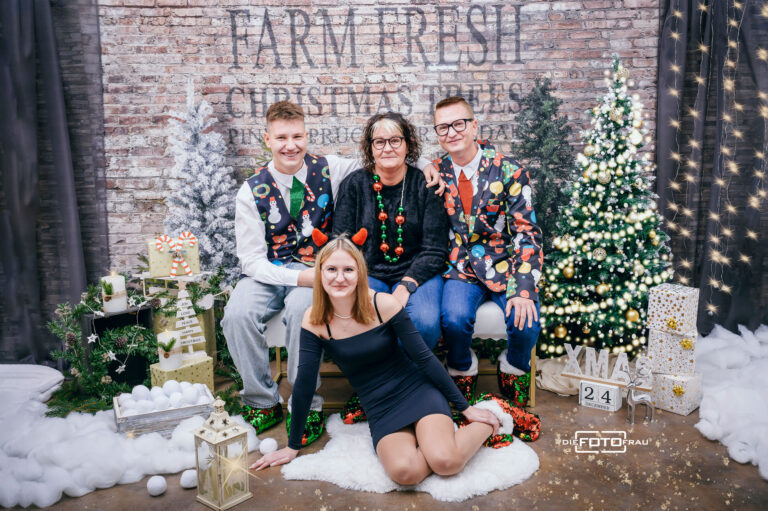 Familie in weihnachtlich dekoriertem Fotostudio in Linz