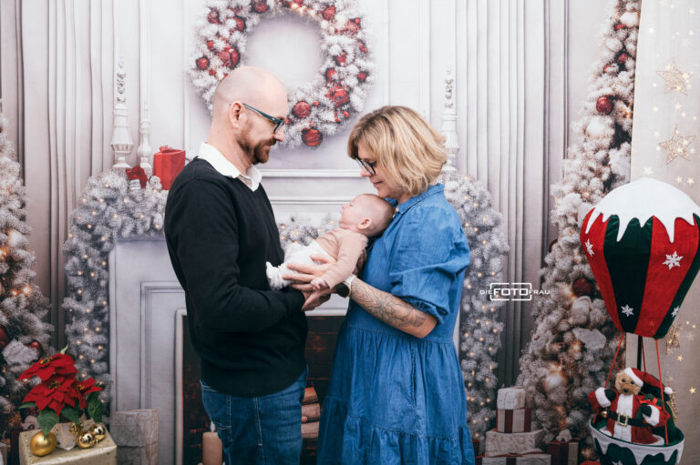 Familie in weihnachtlich dekoriertem Fotostudio in Linz