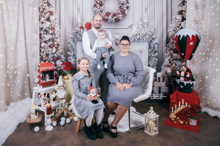 Familie in weihnachtlich dekoriertem Fotostudio in Linz