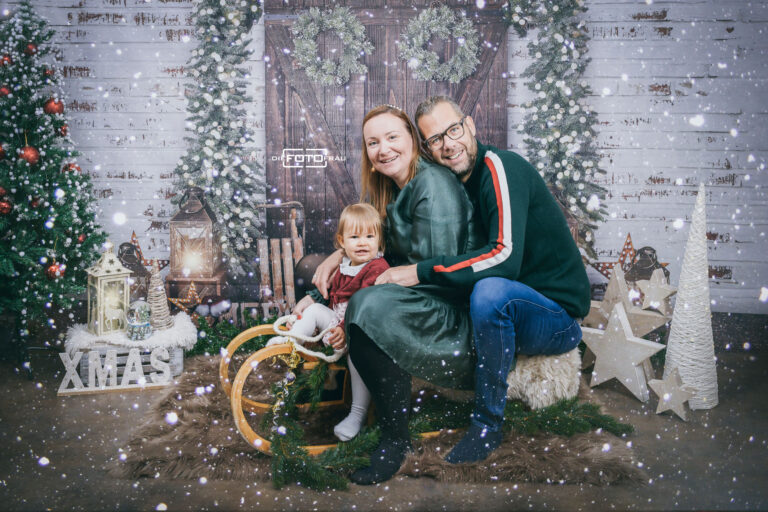 Familie in weihnachtlich dekoriertem Fotostudio in Linz