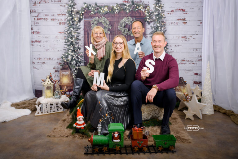 Familie in weihnachtlich dekoriertem Fotostudio in Linz