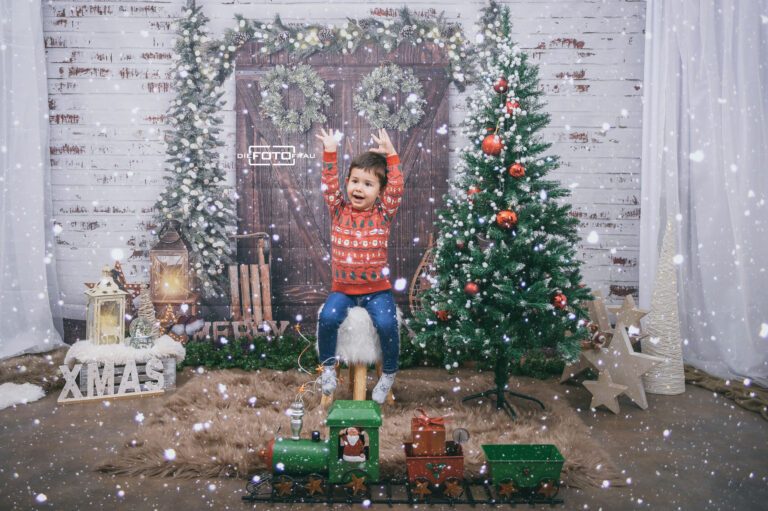 Kind in weihnachtlich dekoriertem Fotostudio in Linz