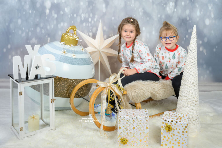 Kinder in weihnachtlich dekoriertem Fotostudio in Linz