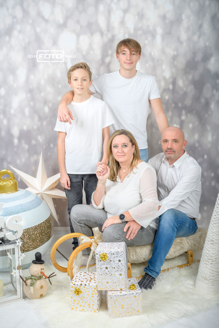 Familie in weihnachtlich dekoriertem Fotostudio in Linz