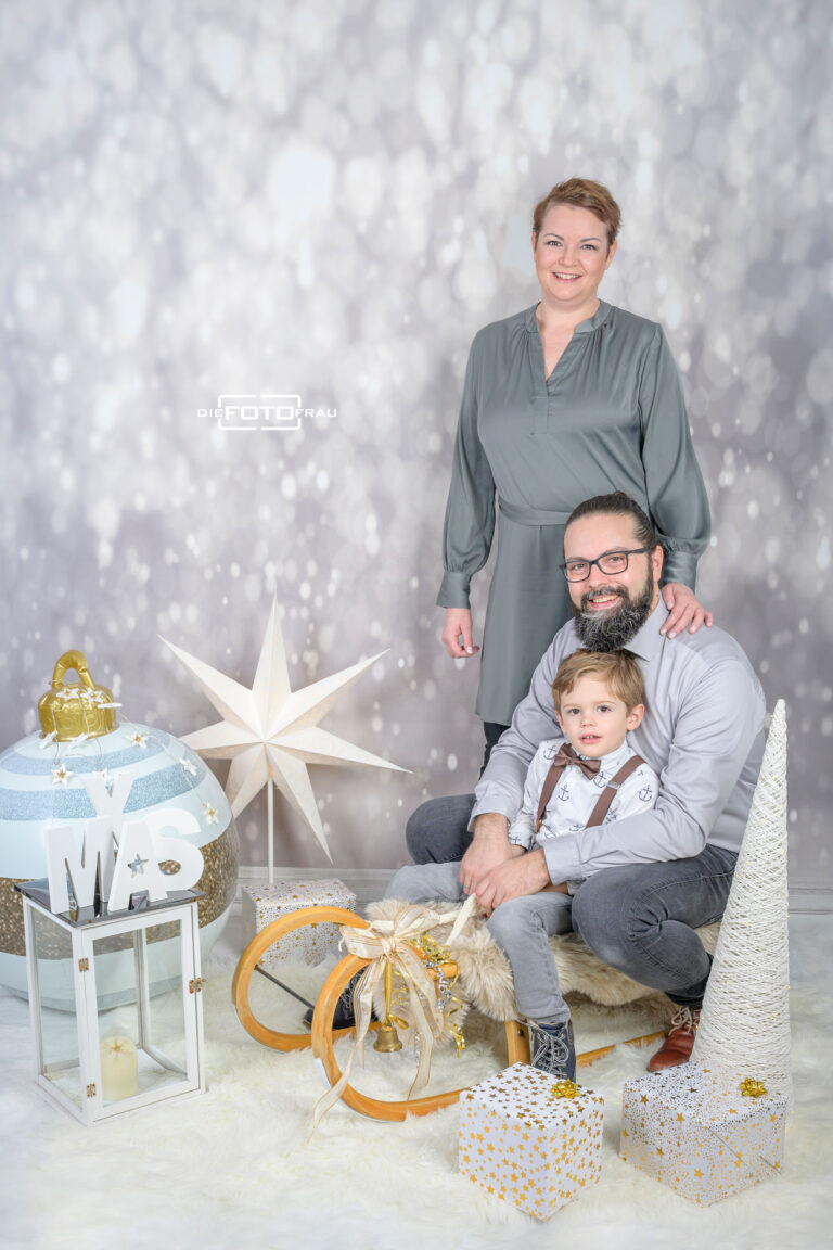 Familie in weihnachtlich dekoriertem Fotostudio in Linz