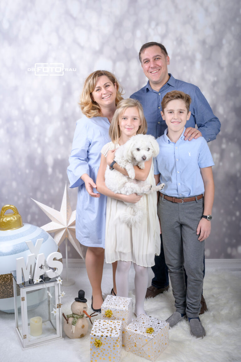 Familie mit Hund in weihnachtlich dekoriertem Fotostudio in Linz