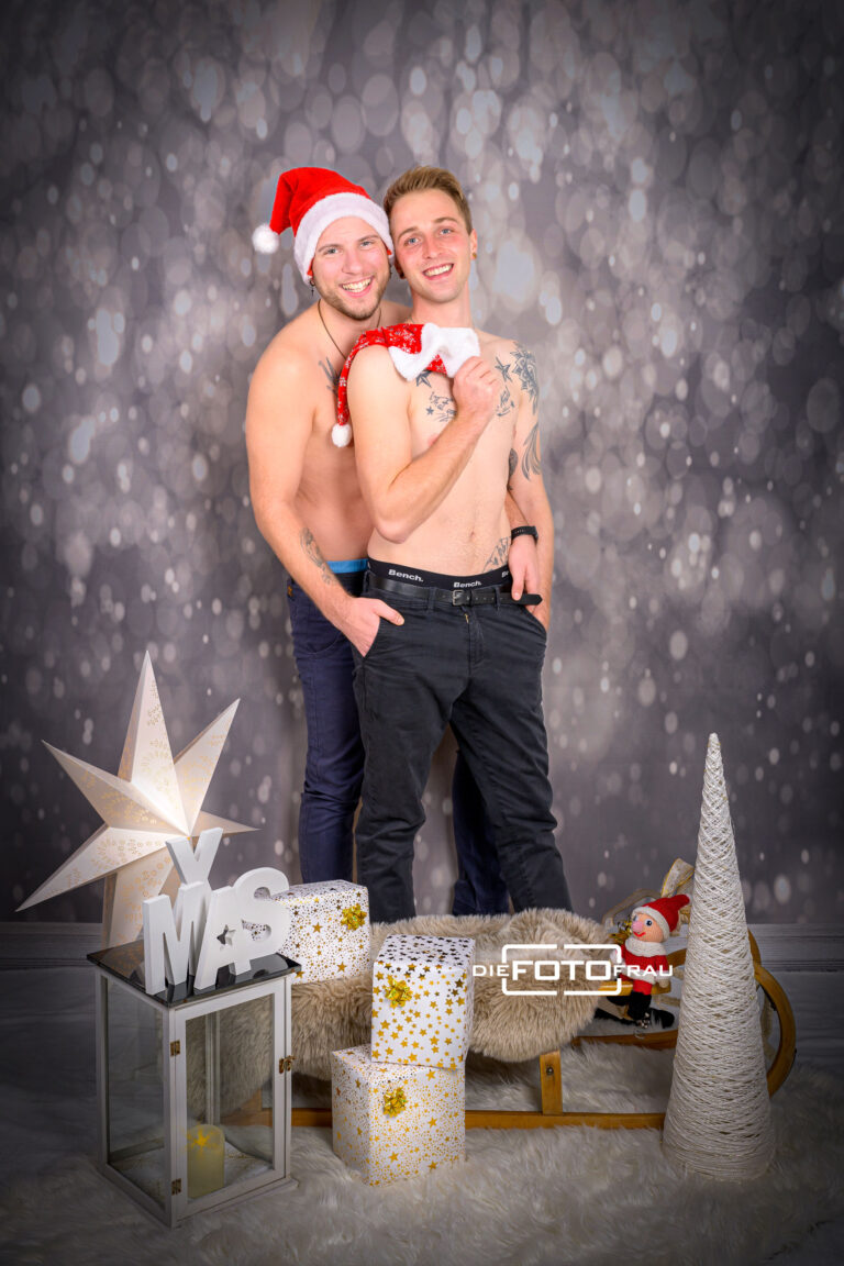 Pärchen in weihnachtlich dekoriertem Fotostudio in Linz