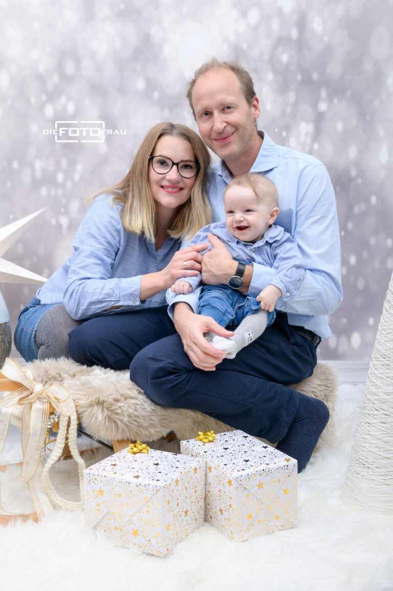 Familie in weihnachtlich dekoriertem Fotostudio in Linz