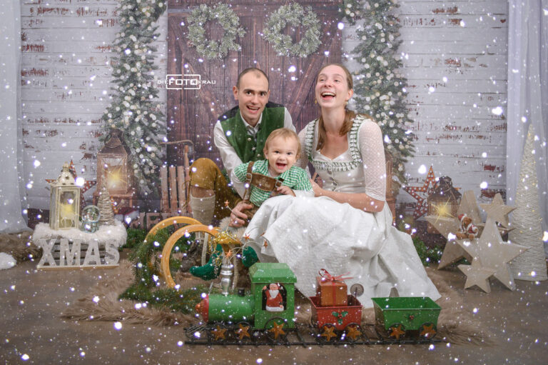 Familie in Trachtenkleidung im weihnachtlich geschmückten Fotostudio Linz
