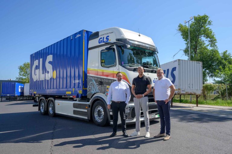 Elektro LKW mit Aufschrift GLS auf Parkplatz