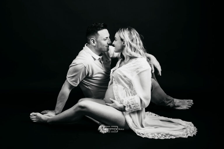 Babybauchfotografie im Fotostudio in schwarzweiss