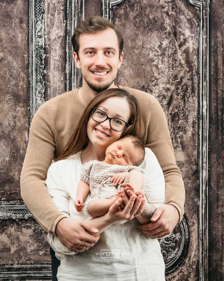 Neugeborenenfotografie im Fotostudio mit Eltern