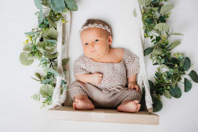 Neugeborenenfotografie im Fotostudio auf Blumenschaukel