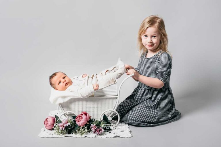 Neugeborenenfotografie im Fotostudio mit Schwester