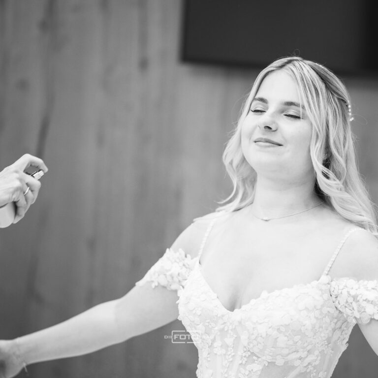 Hochzeitsfotografie Vorbereitungen der Visagistin