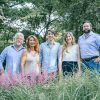 Familienfoto-Botanischer Garten Familienfoto im Botanischen Garten, 5 Personen in Sommerkleidung stehen vor Gräsern, dahinter sieht man Bäume